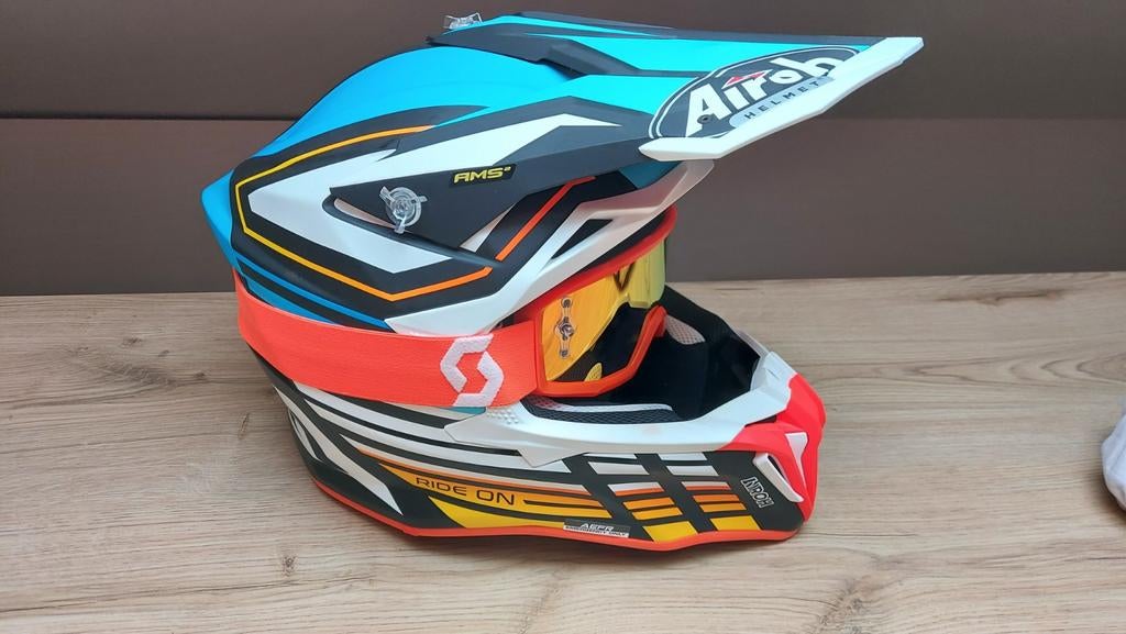 Casque Airoh strycker jamais utilisé