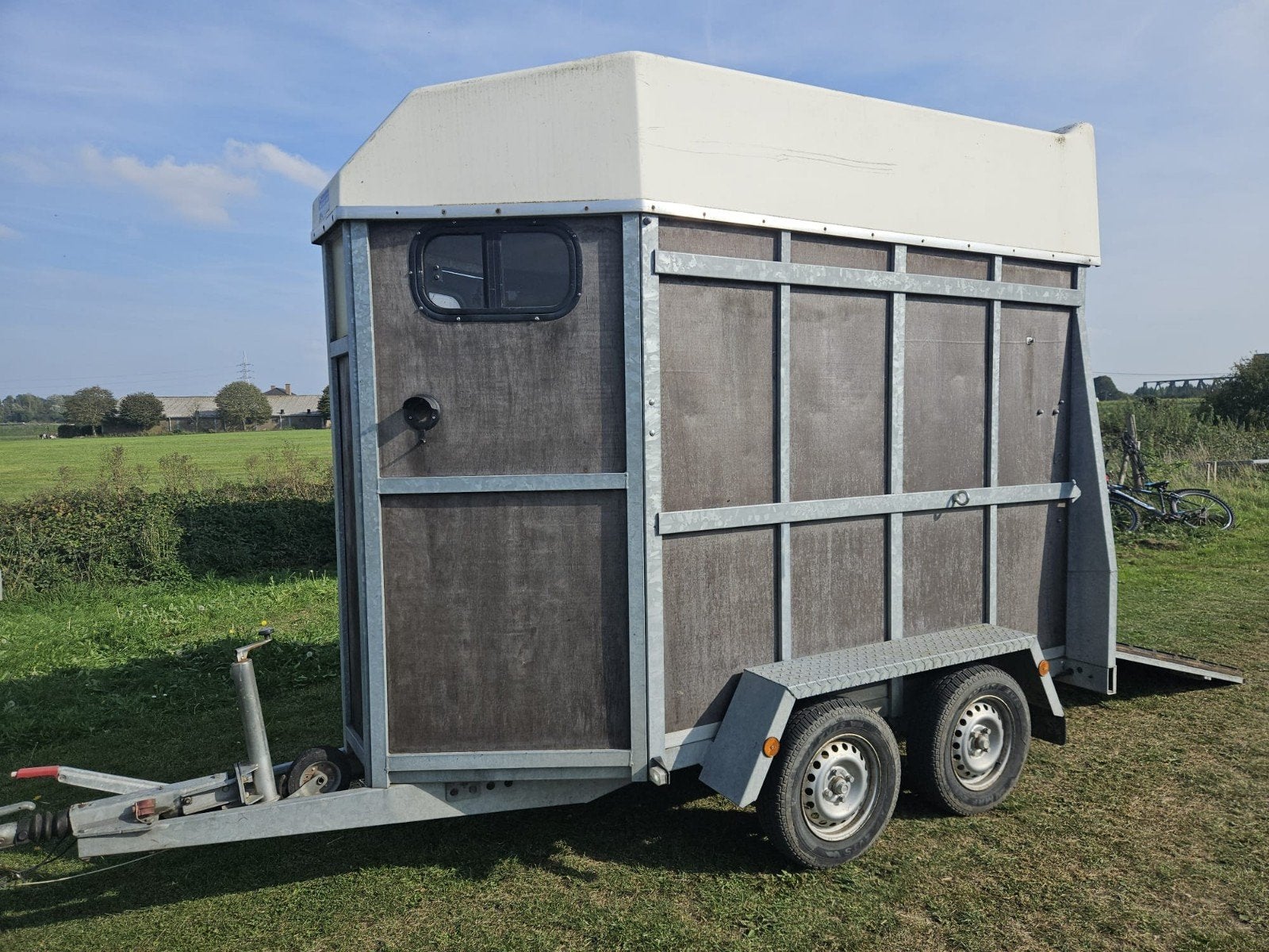 1 paardstrailer, Enlèvement