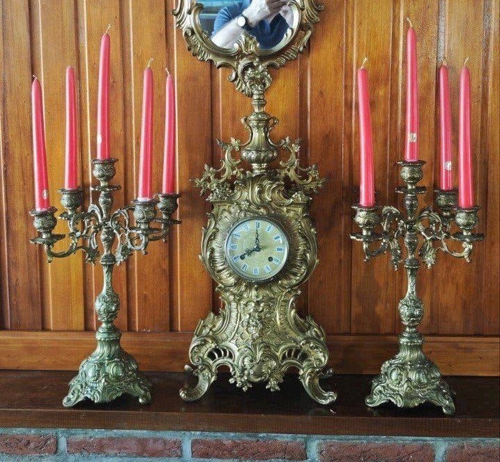 Horloge et chandeliers de cheminée