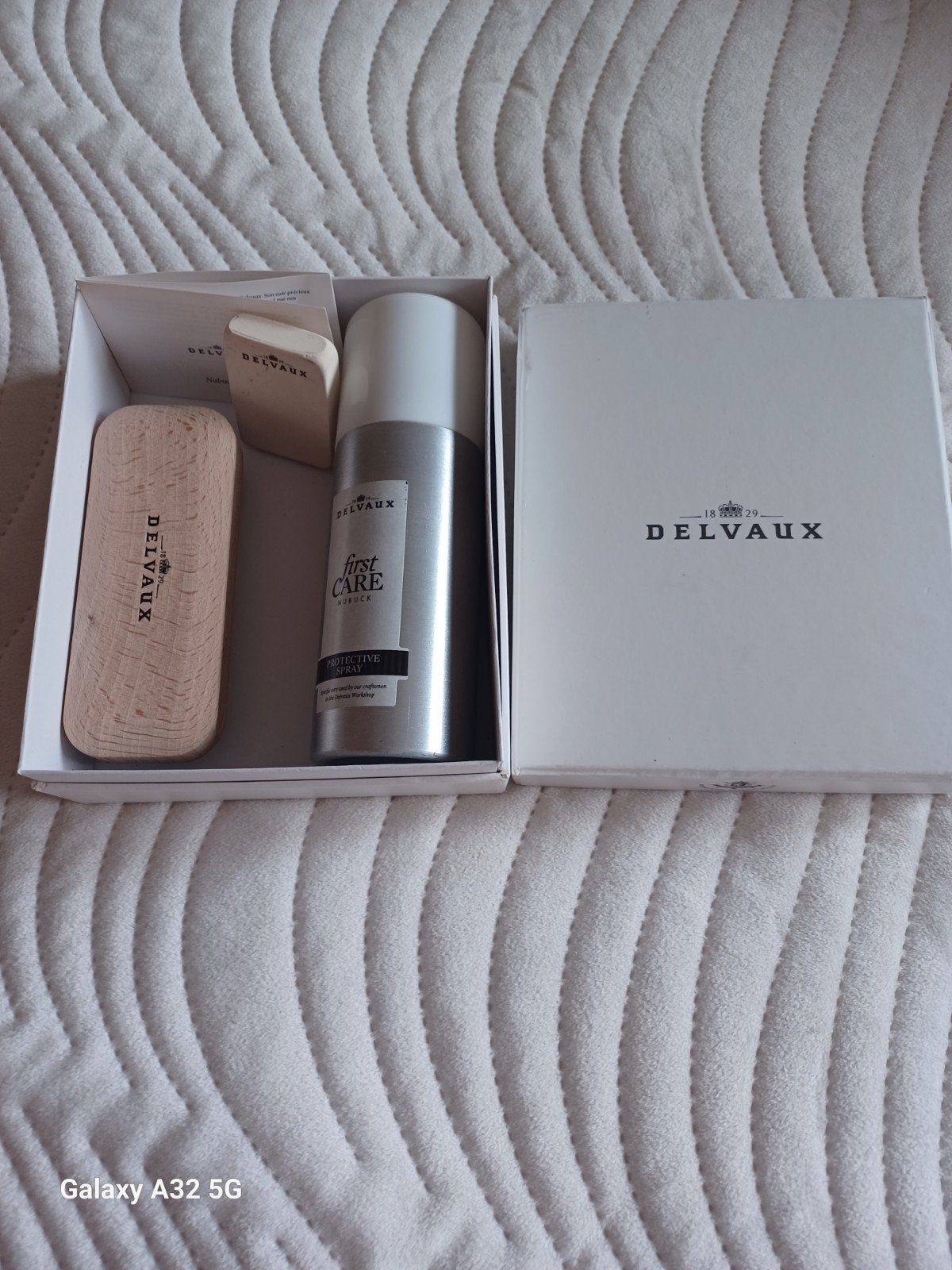 DELVAUX Kid nettoyage daim-nubuck siglé, Verzenden