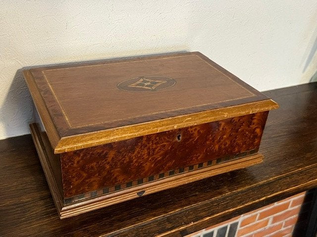Antieke juwelendoos met inlegwerk en wortelhout, Ophalen