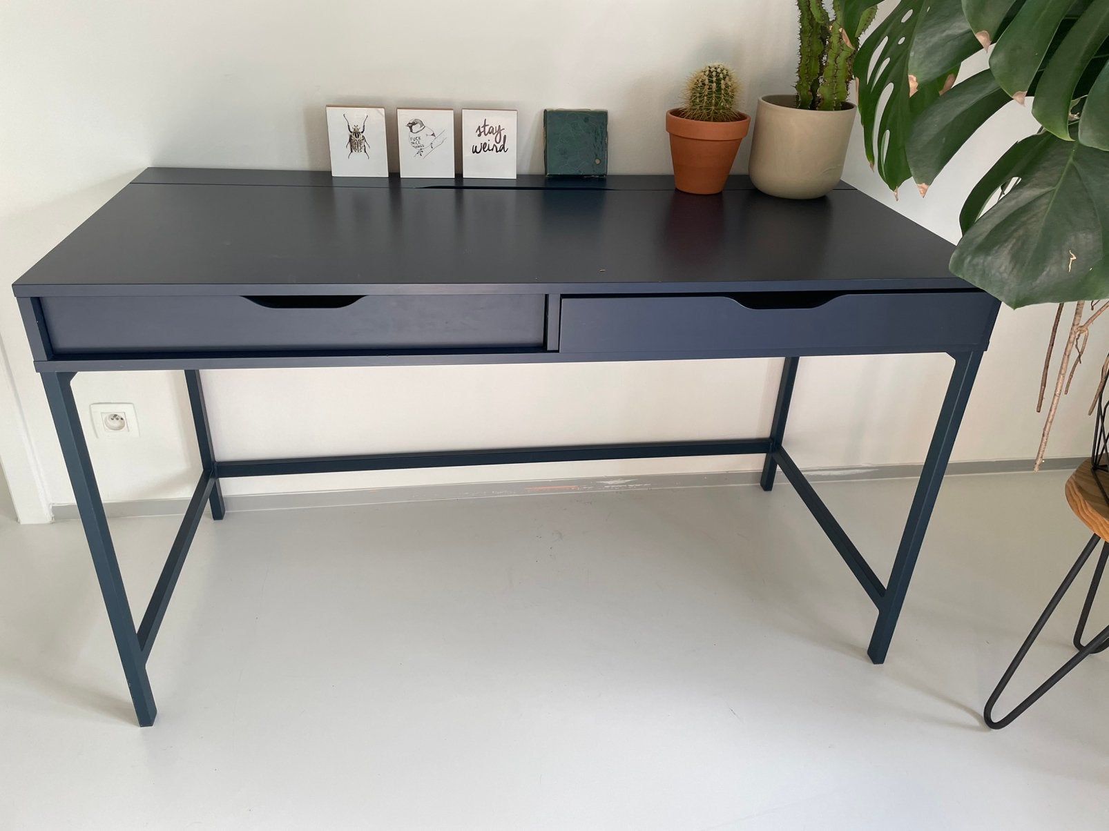 Ikea bureau donkerblauw, Ophalen, Hout, Kabelgoot, Zo goed als nieuw