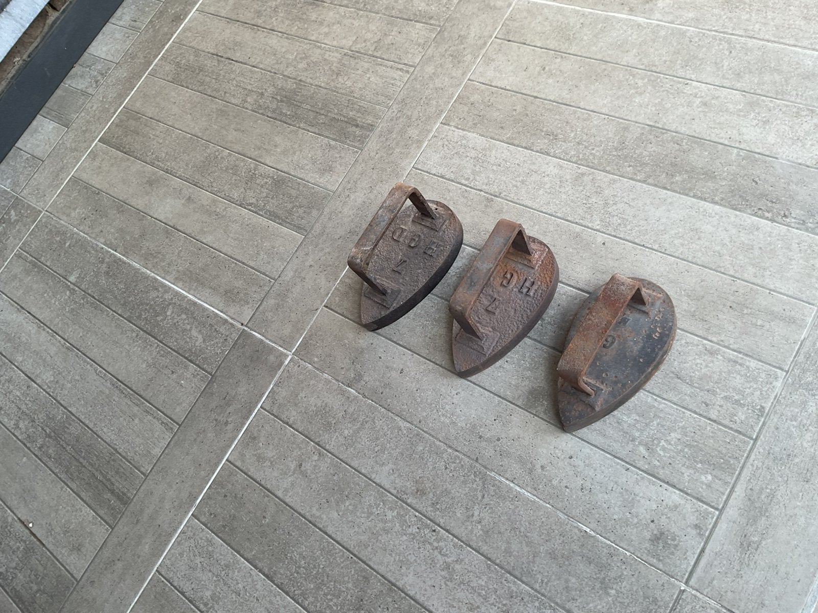 3 anciennes fontes, Enlèvement