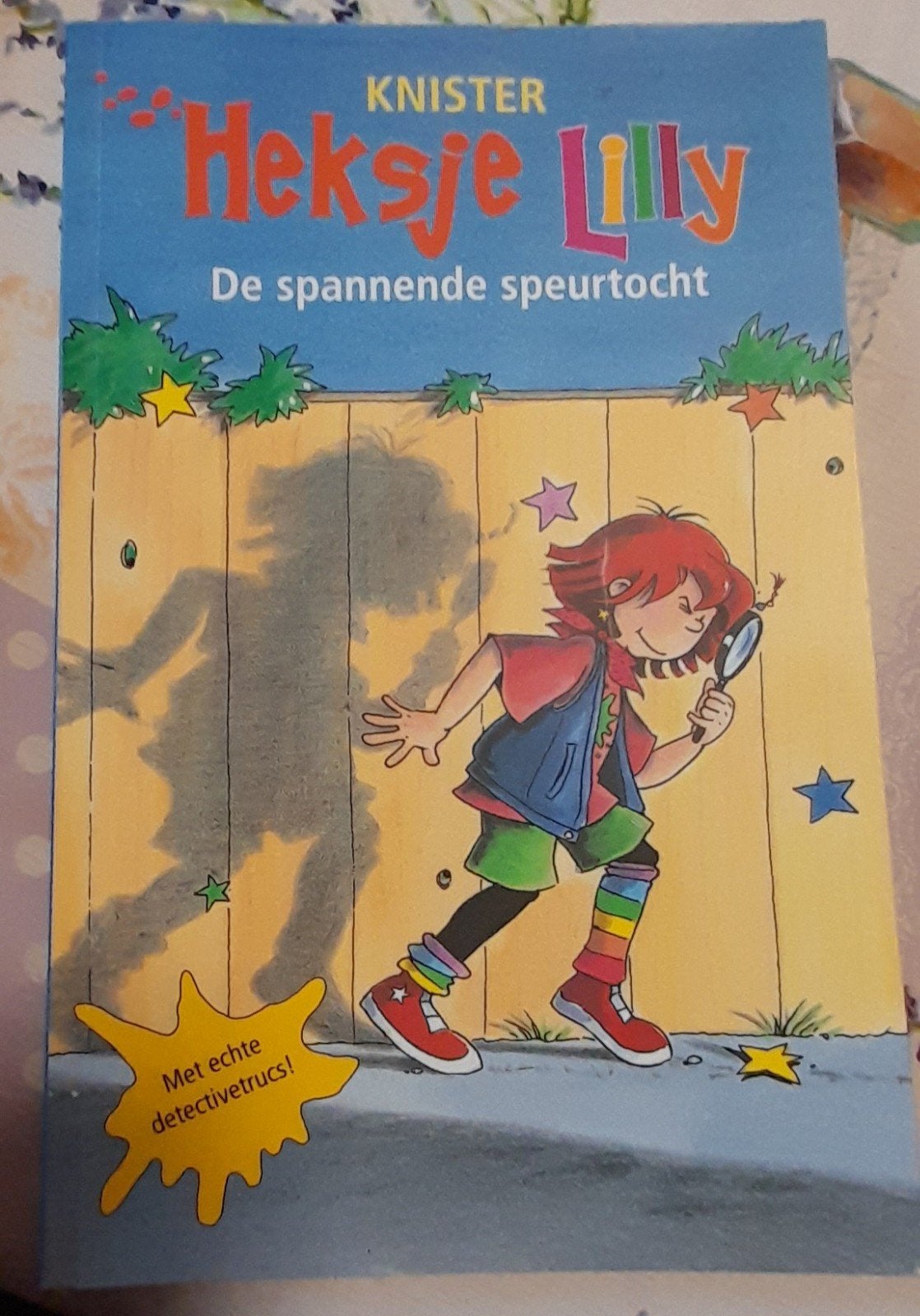 Boek Heksje Lilly De spannende speurtocht, Boeken, Ophalen of Verzenden, Zo goed als nieuw, Sprookjes