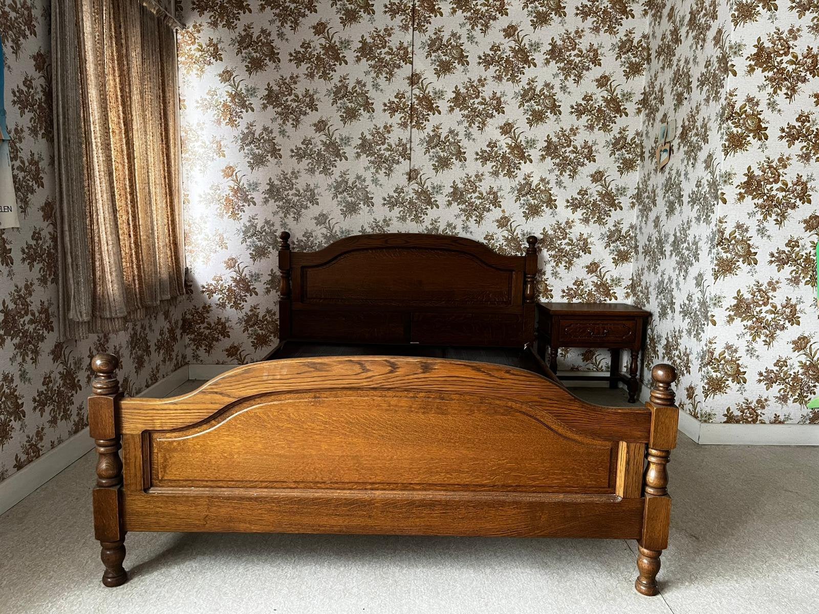 Massief eiken bed+spiraalbodem+ 2 nachtkastjes, Antiek en Kunst, Ophalen