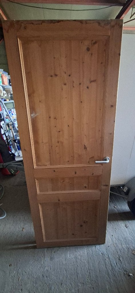 2 massief houten paneeldeuren met beslag – grenen/den, Doe-het-zelf en Bouw, Ophalen, Gebruikt, Hout