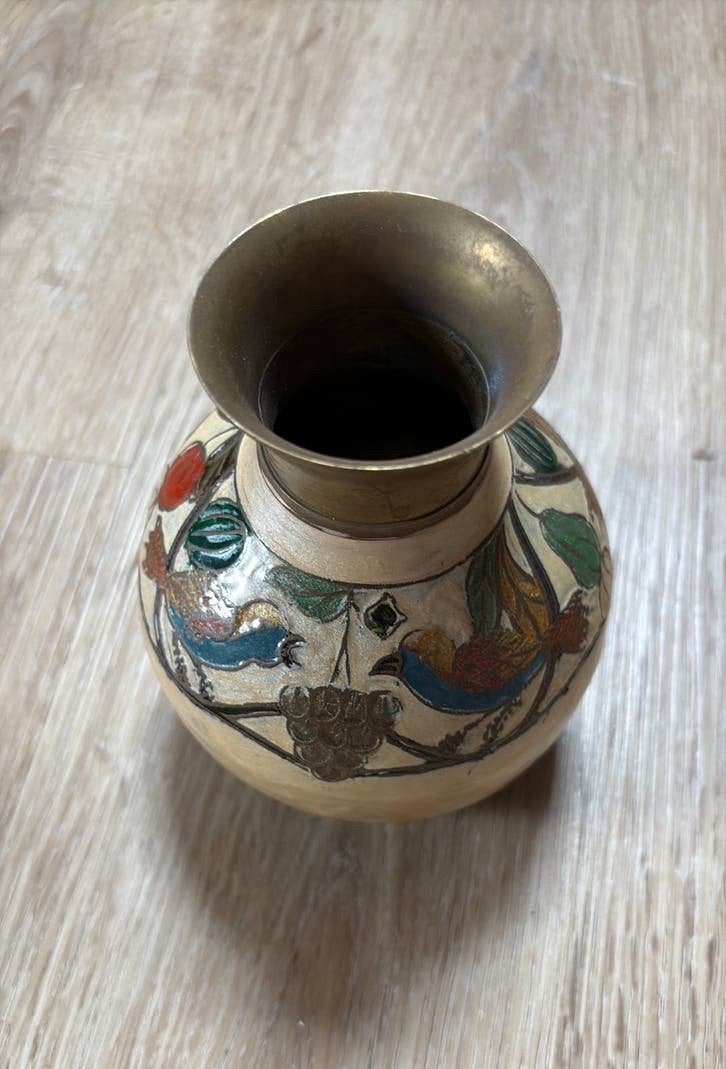 Vase vintage en laiton émaillé, oiseaux et fruits, Antiquités & Art, Enlèvement ou Envoi, Cuivre