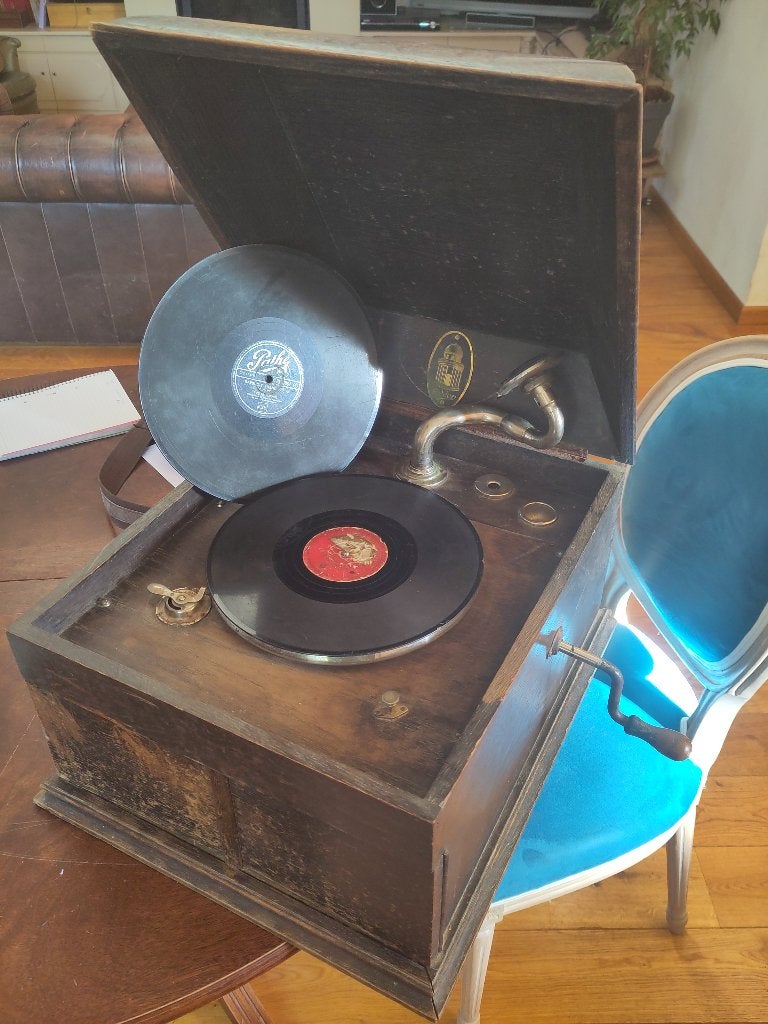 phonographe ancien à pavillon en cuivre et bois, Enlèvement