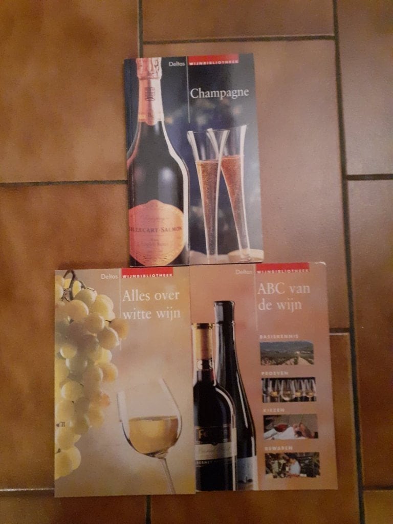 22 nieuwe boeken alles over wijn en dvd beheer uw wijnkelder, Ophalen, Zo goed als nieuw