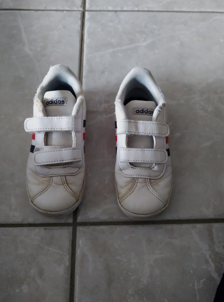 Witte Adidas sportschoen met velcro, Ophalen, Adidas, Gebruikt, Jongetje of Meisje