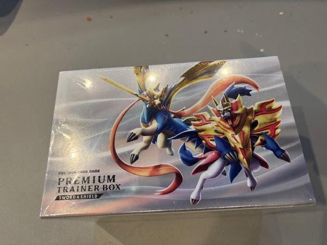 Pokemon Premium trainer booster box sword&shield nieuw, Ophalen of Verzenden, Booster