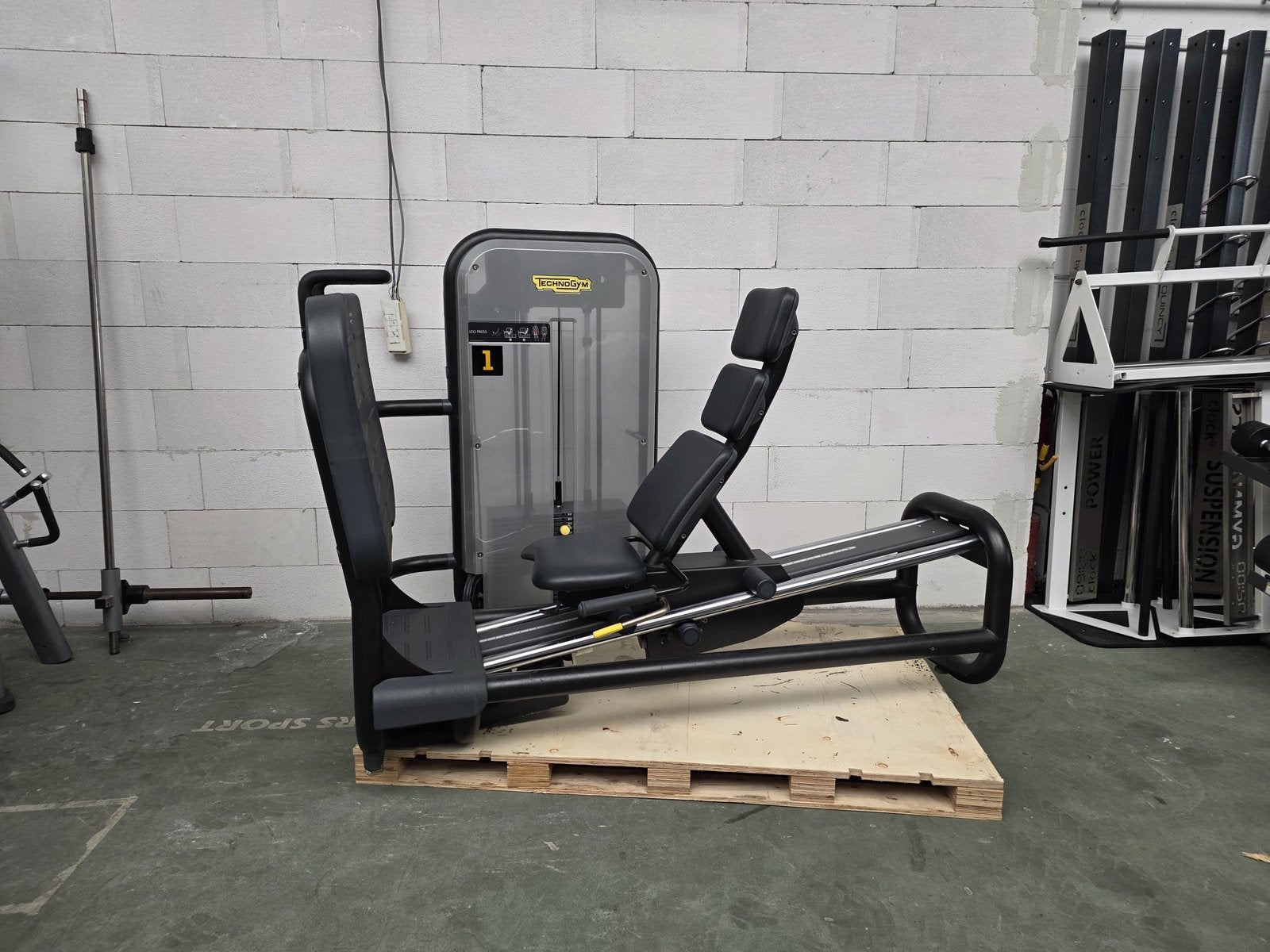 PRESSE À JAMBES TECHNOGYM ELEMENT, Enlèvement, Comme neuf