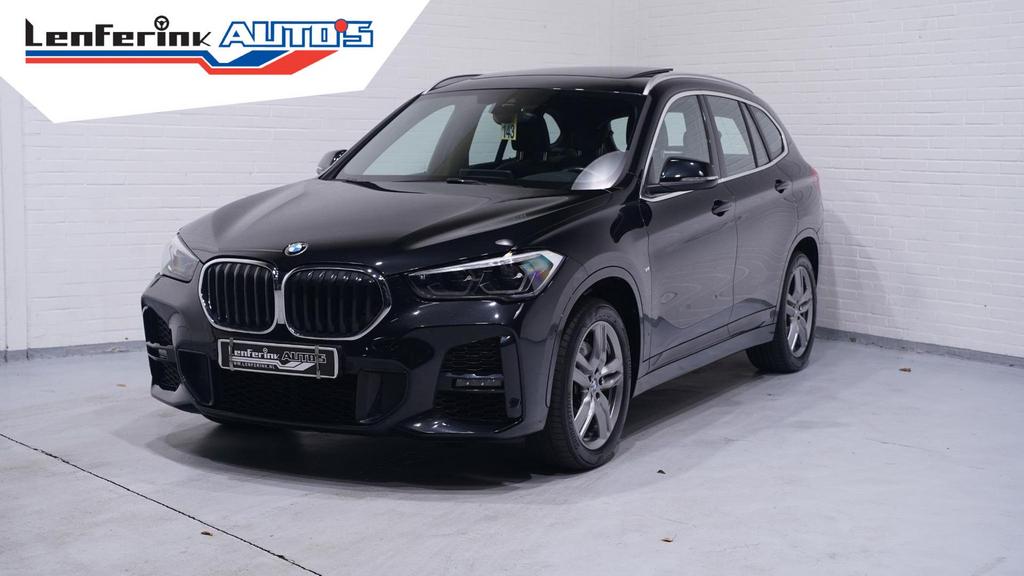 BMW X1 sDrive20i M Sport Panoramadak 1e Eig. NAP Head up Cam, Auto's, Zwart, Zwart, SUV of Terreinwagen, Onderhoudsboekje