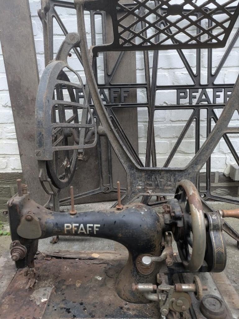 Pfaff naaimachine, Enlèvement
