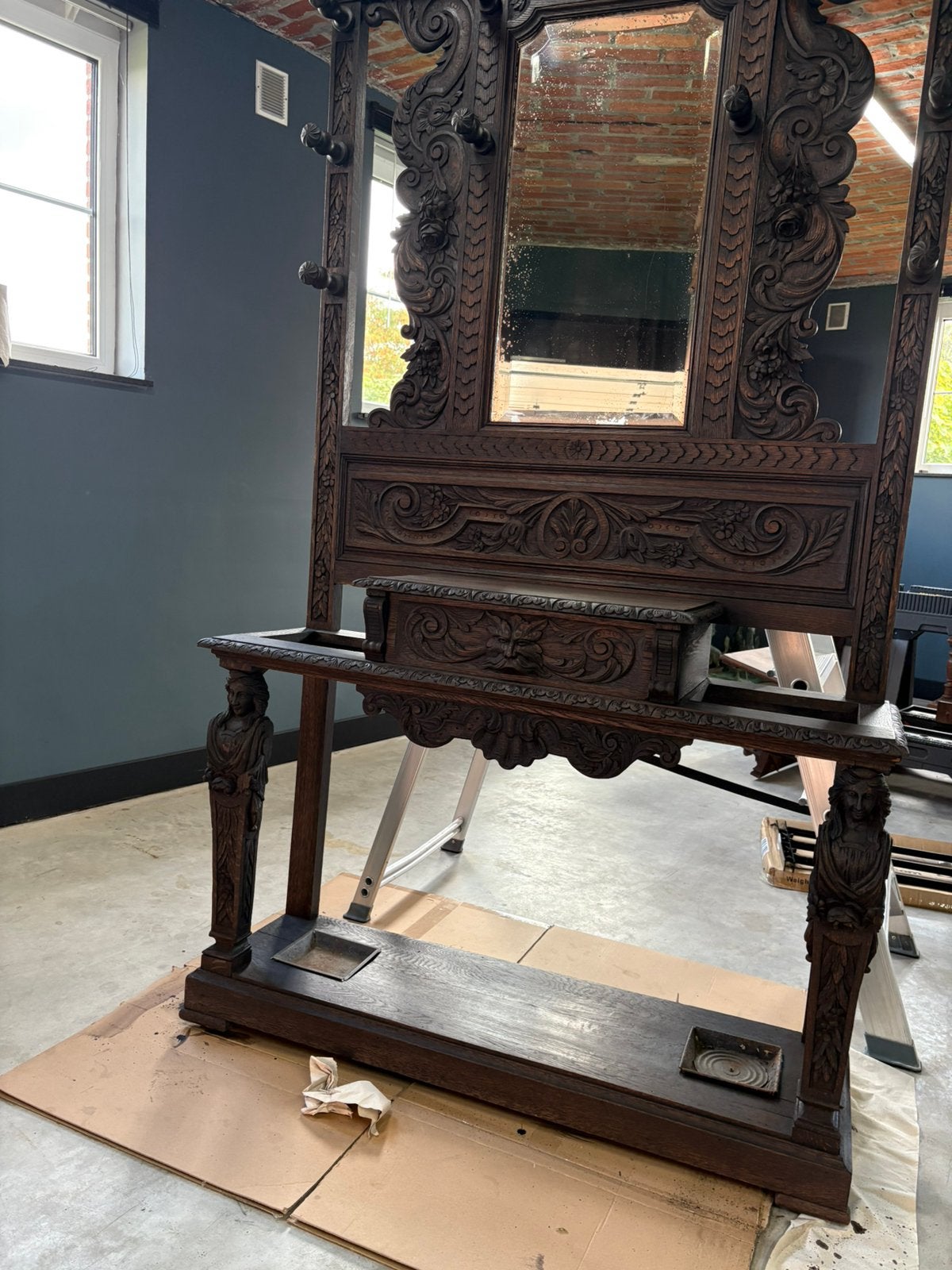 Antieke massief houten kapstok met spiegel en houtsnijwerk, Antiek en Kunst, Ophalen