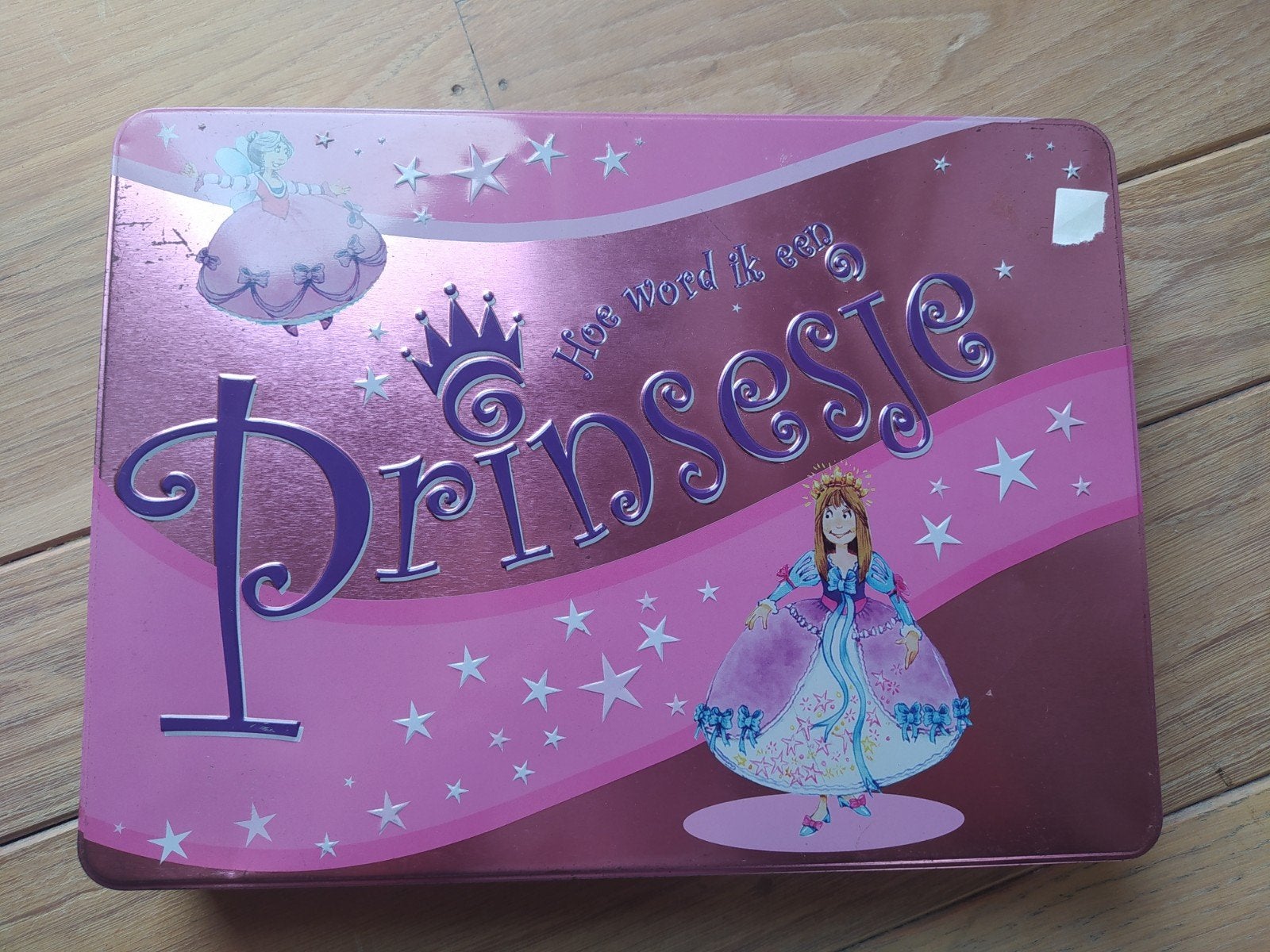 Blikken doos voor Prinsesje

30cm x 22cm en 5,5cm hoog

Leuk, Ophalen of Verzenden