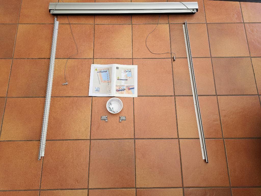 Velux DKL S06 1085 S, verduisterend rolgordijn, Ophalen, 80 tot 120 cm, 80 tot 120 cm, Zo goed als nieuw