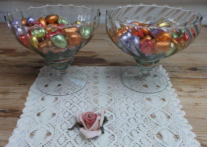 2 Lichtgroene glazen schalen op voet, Maison & Meubles, Cuisine | Vaisselle, -, Comme neuf, Verre, Autres types