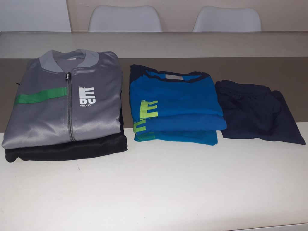 Sint - edwardus uniform, Ophalen, Zo goed als nieuw