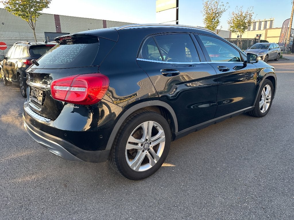 Mercedes GLA 180, 1.6 benzine AUTOMAAT!   PANO + OPEN DAK, Auto's, 4 cilinders, Leder en Stof, Zwart, Bedrijf