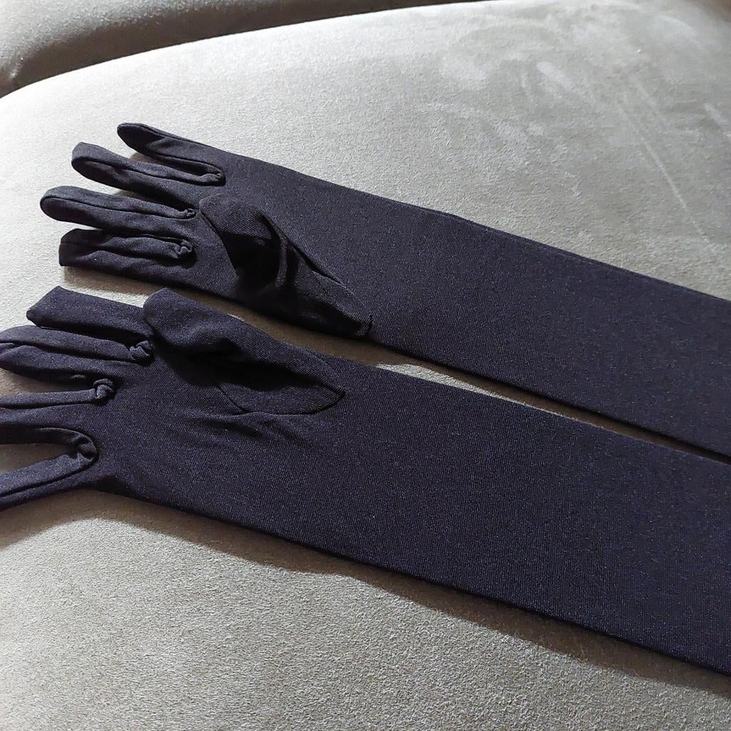 Nieuwe zwarte lange handschoenen, Ophalen