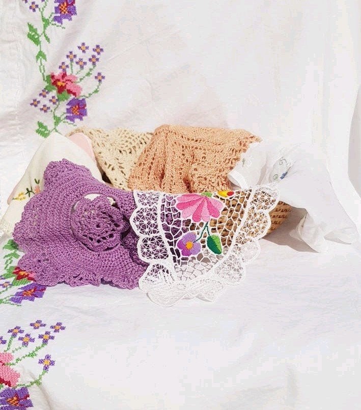 LOT 🍒VINTAGE napperons et panier 🍒, Antiquités & Art, Antiquités | Accessoires de maison, Enlèvement ou Envoi