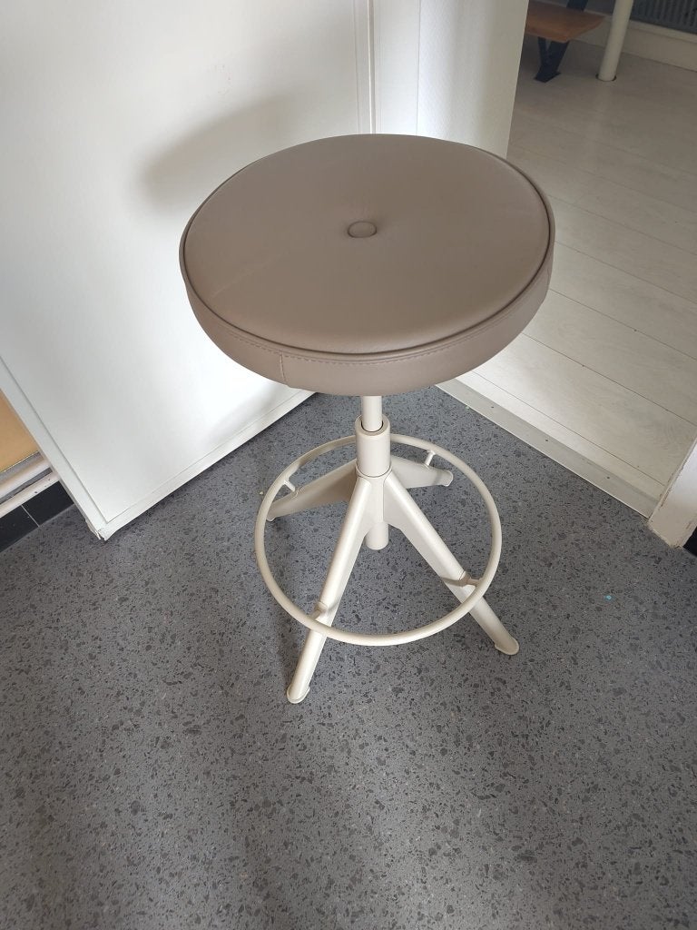 Ikea Lidkullen zit-/stakruk bureau, Huis en Inrichting, Bureaustoelen, Ophalen, Zo goed als nieuw, Beige, Bureaukruk