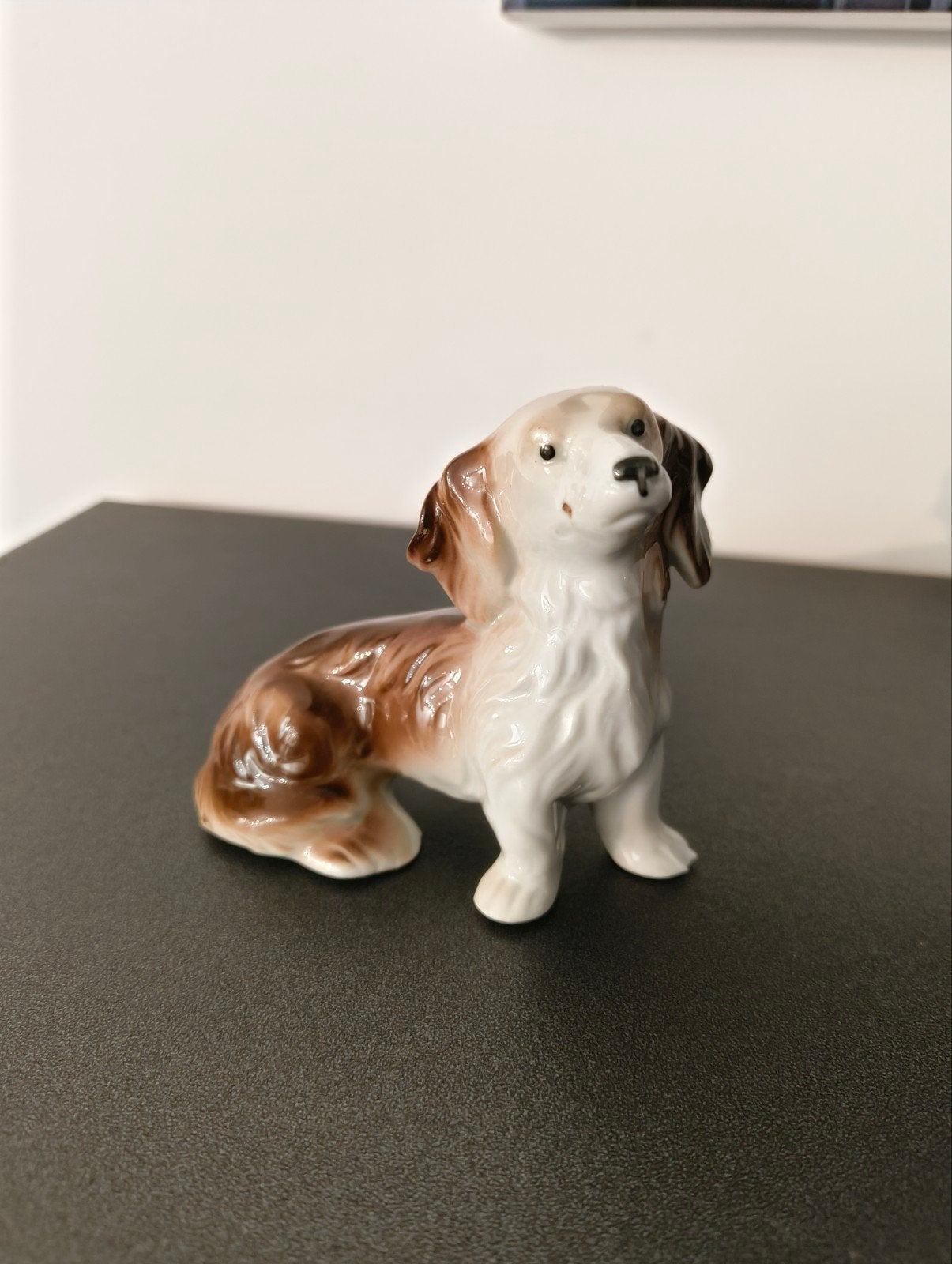 Belle statue de teckel vintage en porcelaine — marron/blanc, Enlèvement ou Envoi