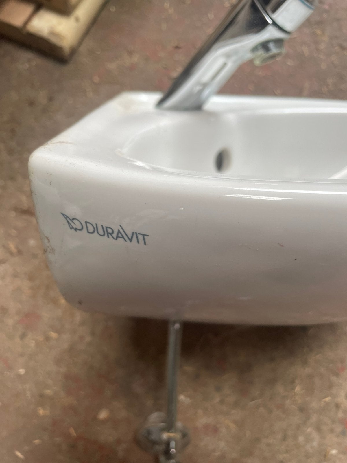 Duravit wit keramisch hoekfonteintje met kraan – compact, Doe-het-zelf en Bouw, Ophalen, Zo goed als nieuw, Kraan