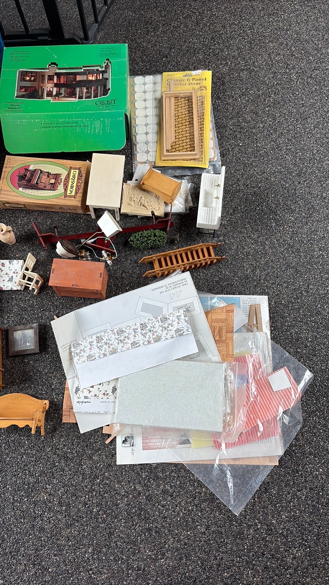 Verzameling spullen voor een poppenhuis, Ophalen, Poppenhuis