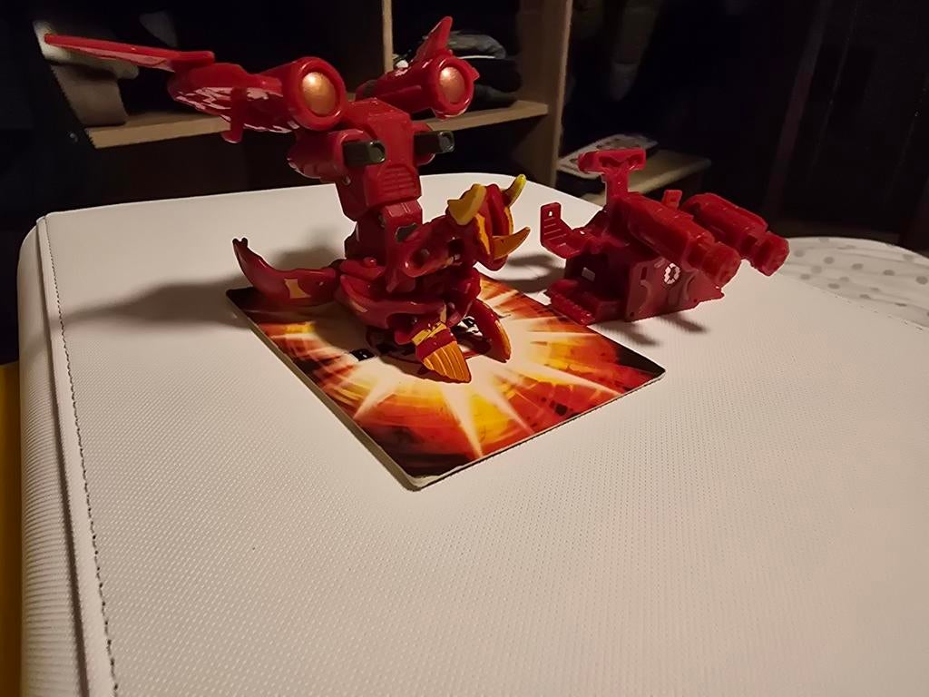 Dit is een Pyrus Blitz Dragonoid, een personage uit de Gunda, Ophalen