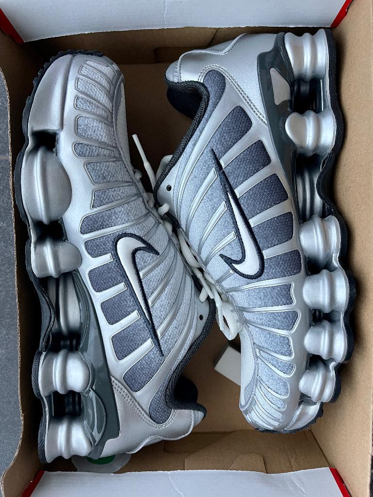 Nike Shox TL Print – Metallic Silver / Summit White – 44, Kleding | Heren, Schoenen, Overige kleuren, Nike, Nieuw, Ophalen of Verzenden