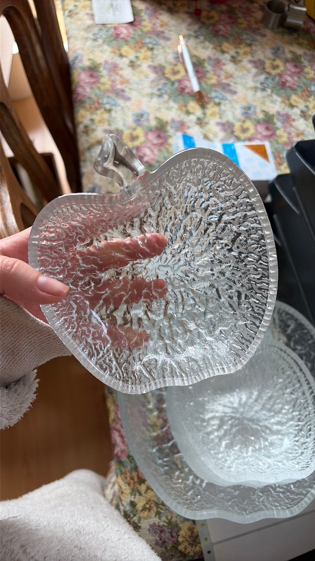 Plats en verre en forme de pomme, Enlèvement