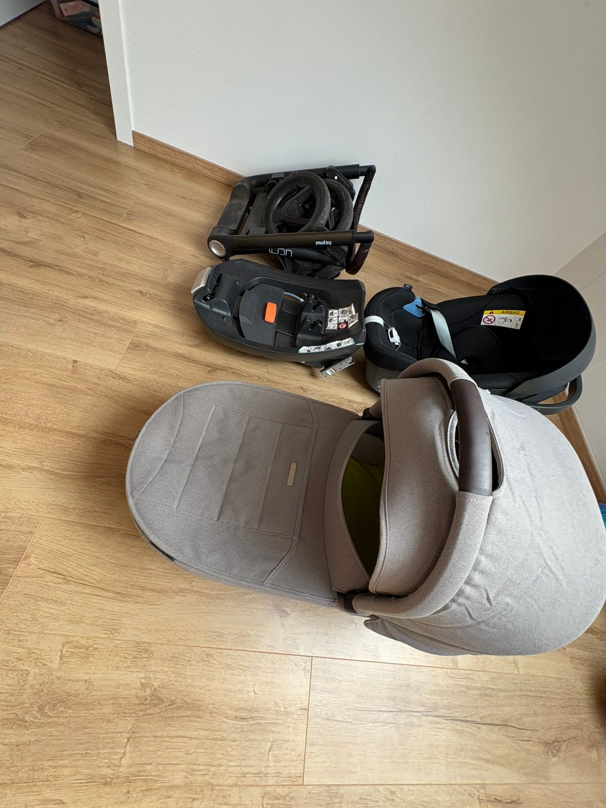 Poussette musty + maxi cosy + nacelle + easyfix, Enfants & Bébés, Enlèvement, Comme neuf, Poussette