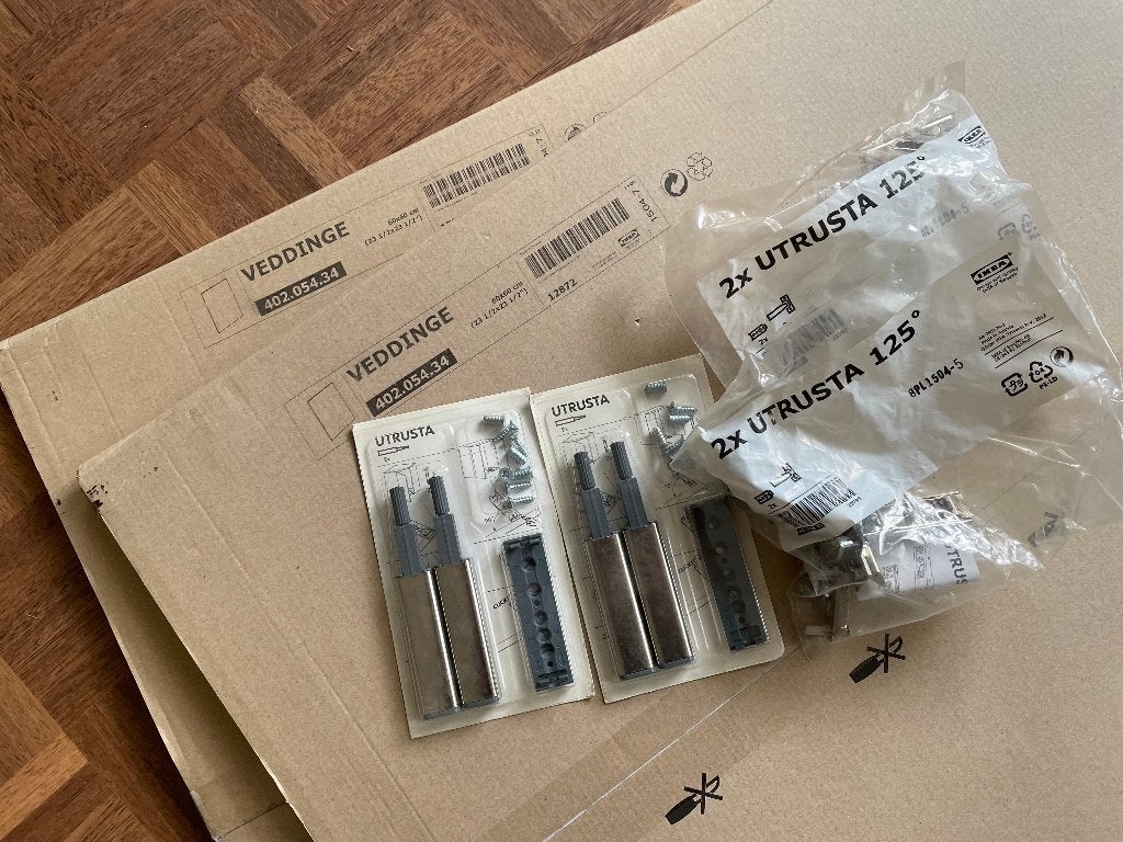2 IKEA VEDDINGE deurtjes + deurbeslag NIEUW, Huis en Inrichting, Ophalen, Wit, Nieuw, 50 tot 100 cm
