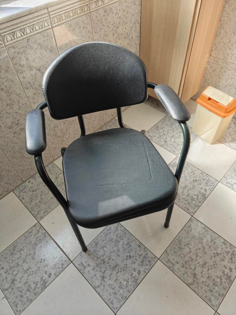 Chaise percée bon état, Divers, Enlèvement