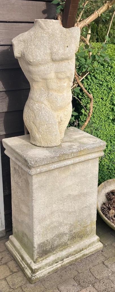 Torso & sokkel - 140 cm - Korrelige structuur - Mooie patine, Tuin en Terras, Ophalen, Beton
