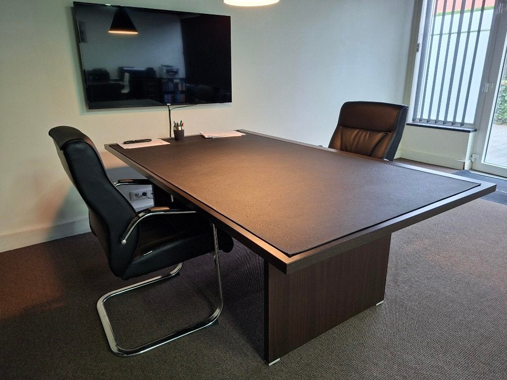 Directiebureau's + vergadertafel + 2 stoelen, Huis en Inrichting, Bureaus, Ophalen, Hout, Bruin, Zo goed als nieuw