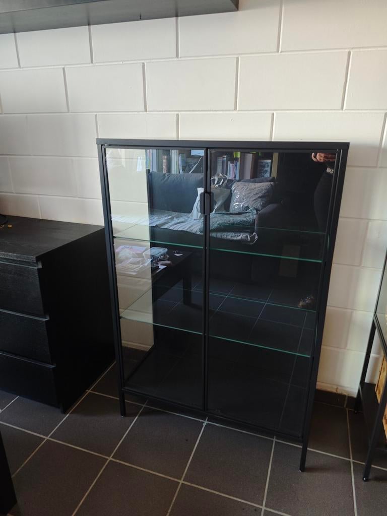 Rudsta Ikea zwarte vitrine kast, Huis en Inrichting, Kasten | Vitrinekasten, Ophalen