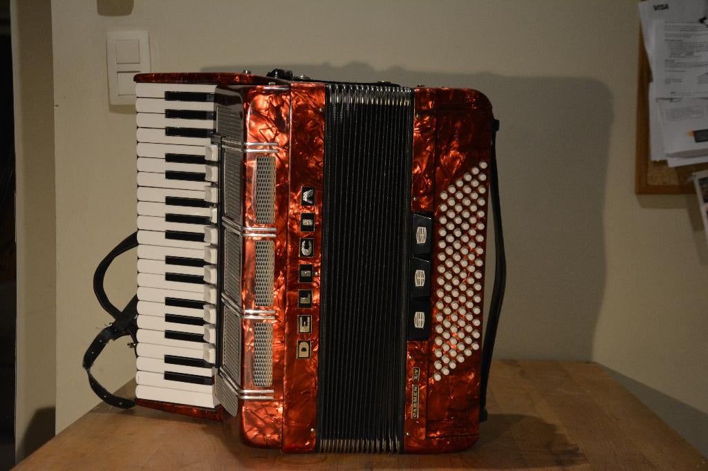 Accordeon 96 bassen, Muziek en Instrumenten, Accordeons, Ophalen, Met koffer, Toetsaccordeon, Zo goed als nieuw