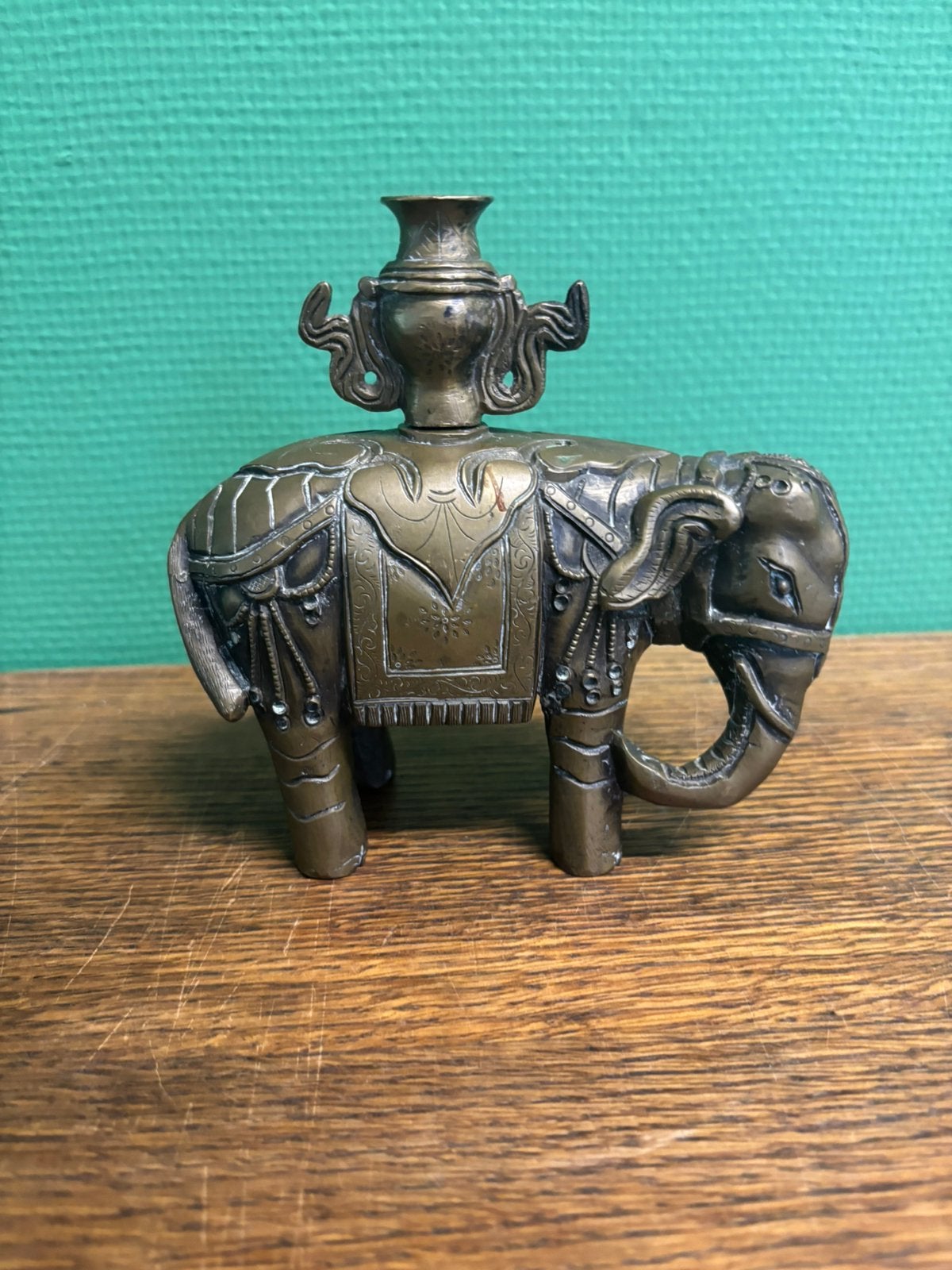 Éléphant massif en bronze antique, Enlèvement, Bronze