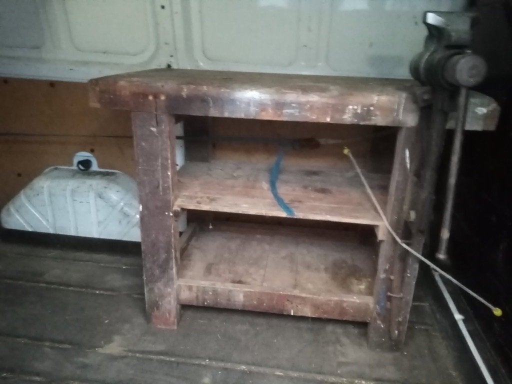 ANCIEN ETABLI AVEC SON ETAU A PIED, Enlèvement