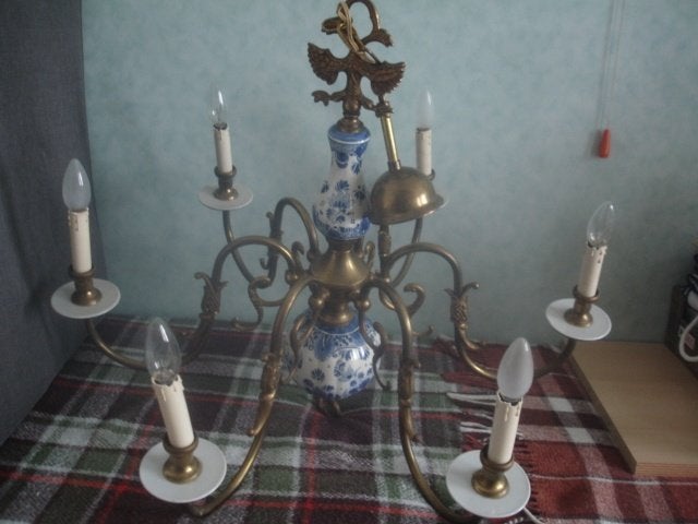 Grote zesarmige koperen luster met Delft Blauw, Ophalen