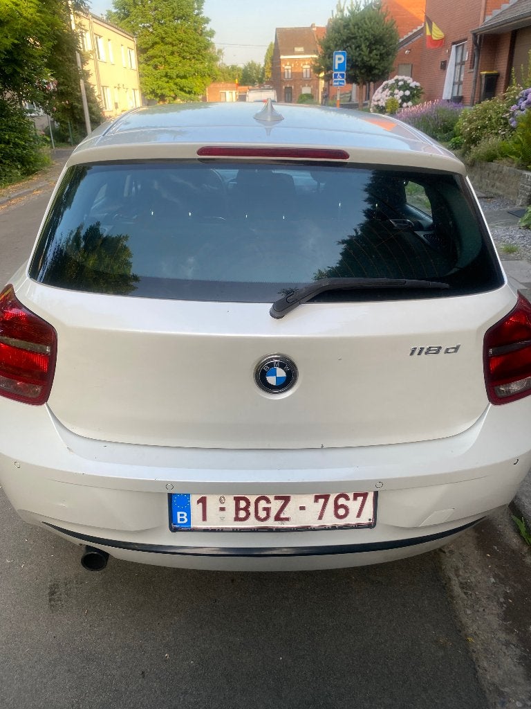 BMW 118d 2012 — Zeer goede staat — 286.000 km — 4.000, Auto's, BMW, Particulier, 1 Reeks, 360° camera, ABS, Achteruitrijcamera