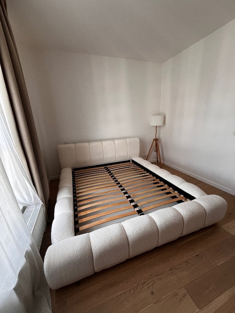 Lit matelassé blanc et sommier monté, Neuf, Tissu, Enlèvement, 200 cm