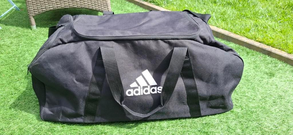 Grand sac de sport Adidas + chaussettes et shorts, Bijoux, Sacs & Beauté, Sacs | Sacs de sport, Comme neuf, Enlèvement