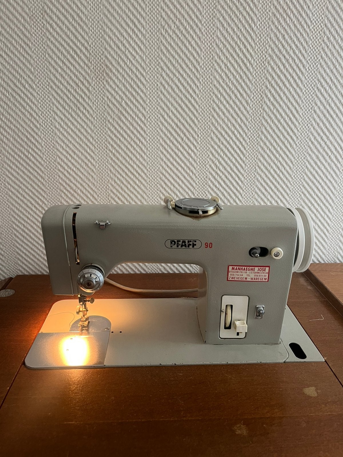 Naaimachine pfaff 90 in meubel, Hobby en Vrije tijd, Naaimachines en Toebehoren, Ophalen, Gebruikt, Naaimachine, Pfaff
