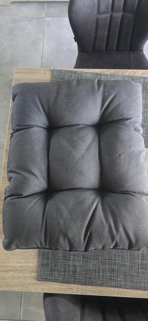 Nieuwe kussens voor tuinsstoelen, Enlèvement