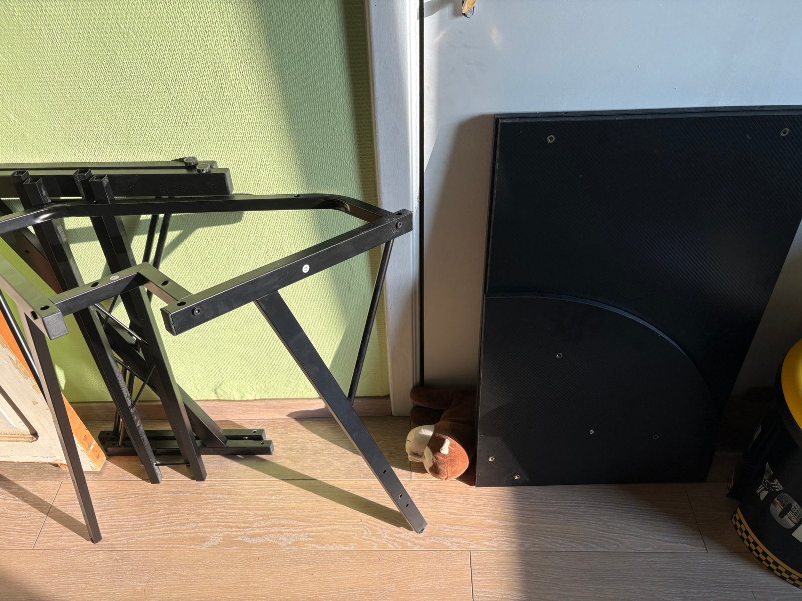 Curved bureau uit ijzer en carbon fiber platen, Ophalen of Verzenden, Zo goed als nieuw