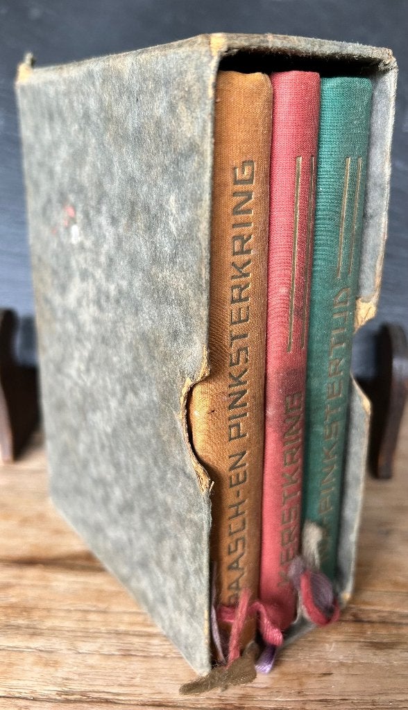 3 misviering boekjes met bijpassende opbergdoos., Enlèvement, Comme neuf, Livre, Christianisme | Catholique